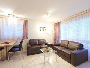 采尔马特Apartment Roger-2 by Interhome的客厅配有沙发和桌子