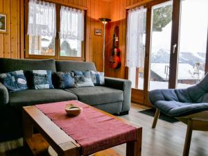 南达Chalet Chalet Picardie by Interhome的客厅配有沙发和桌子