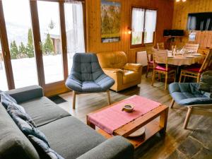 南达Chalet Chalet Picardie by Interhome的客厅配有沙发、椅子和桌子