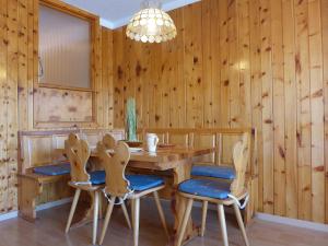 南达Apartment Christiania 2 Sbel by Interhome的木制用餐室配有木桌和椅子