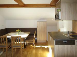 索尔登Apartment Alpenblick - SOE750 by Interhome的厨房以及带桌椅的用餐室。