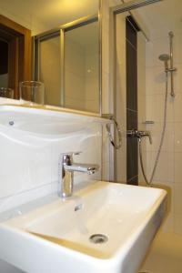 索尔登Apartment Alpenblick - SOE750 by Interhome的浴室配有盥洗盆和带镜子的淋浴