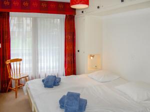 南达Apartment Panoramic G4 by Interhome的卧室配有白色床和毛巾
