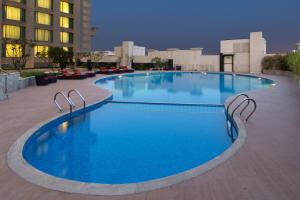 新德里Welcomhotel by ITC Hotels, Dwarka, New Delhi的大楼顶部的大型游泳池