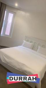 杜拉特阿拉尔Bana Bana Resort的窗户客房内的一张白色床