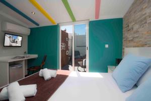 瓦伦西亚Olympia Consul del Mar的一间卧室设有一张大床,拥有蓝色和绿色的墙壁