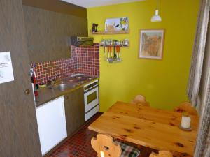 Apartment Aragon M86 by Interhome的厨房或小厨房