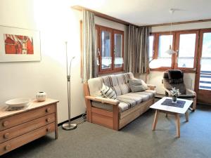 菲施Apartment Aragon M86 by Interhome的客厅配有沙发和桌子