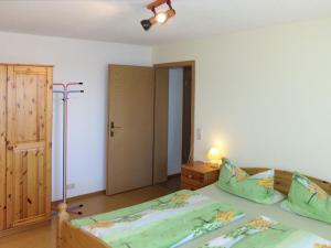 BrendenApartment Alpenblick by Interhome的一间卧室配有两张单人床和一个衣柜