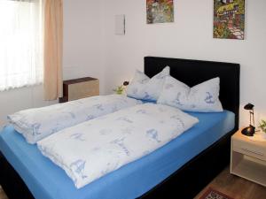 BuchholzHoliday Home Zum Blauen Pfau by Interhome的一张带蓝色和白色床单及枕头的床