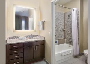 普莱诺Staybridge Suites Plano - Richardson Area, an IHG Hotel的一间带水槽、浴缸和卫生间的浴室