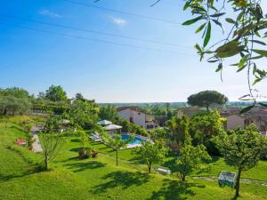 马萨罗萨Holiday Home Olivo by Interhome的享有公园的景致,公园设有游泳池和树木