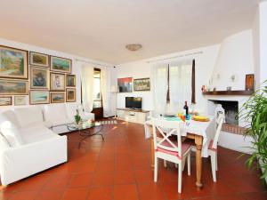 马萨罗萨Holiday Home Olivo by Interhome的客厅配有白色的沙发和桌子