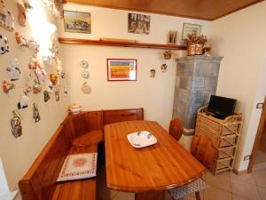 普雷达佐Apartment Garibaldi by Interhome的客房设有木桌和壁炉。