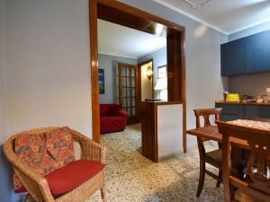威尼斯Apartment Casa San Vio by Interhome的客厅配有椅子和桌子