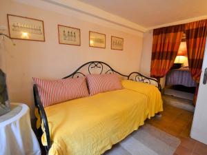 威尼斯Apartment Casa San Vio by Interhome的一间卧室配有黄色的床和红色枕头