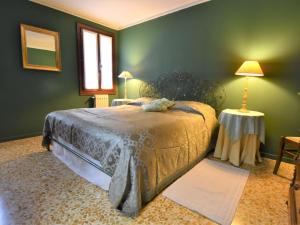 威尼斯Apartment Casa San Vio by Interhome的绿色卧室设有一张大床和一个窗户
