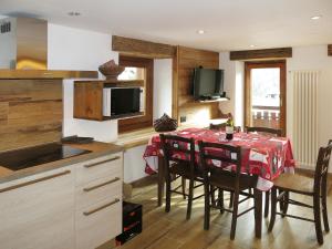 瓦托内切Apartment Plen Solei by Interhome的厨房配有桌椅和电视。