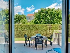 卡尔多纳佐Apartment Agostini-2 by Interhome的庭院内桌椅,享有庭院美景