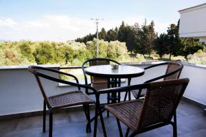 乌尔齐尼Apartments Hoxha的美景阳台配有桌椅