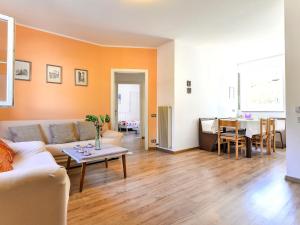 卡尔多纳佐Apartment Casa Polla-1 by Interhome的客厅配有沙发和桌子