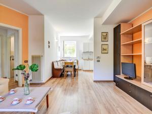 卡尔多纳佐Apartment Casa Polla-1 by Interhome的客厅配有沙发和桌子