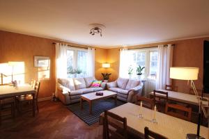 哥德堡居家住宿加早餐酒店的客厅配有沙发和桌子
