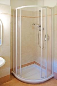 坎皮泰洛Apartment Giovanni - CPO359 by Interhome的浴室里设有玻璃门淋浴