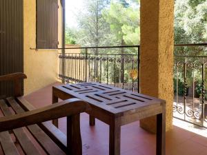 卡萨莱马里蒂莫Apartment Montaleo 2 by Interhome的木制长凳,位于带窗户的阳台