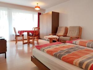 采尔马特采尔马特桑希姆酒店的一间卧室配有两张床和一张桌子及椅子