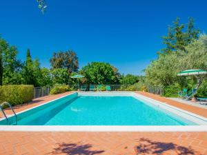 卡萨莱马里蒂莫Apartment Montaleo 5 by Interhome的庭院里的一个蓝色海水游泳池