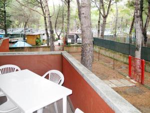 毕博纳的码头Apartment Campeggio del Forte-1 by Interhome的阳台上的白色桌椅
