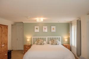彻奇斯特雷顿Mynd House的卧室配有白色的床和2个枕头