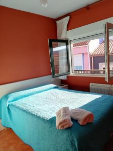 福斯特拉O Encontro的一间卧室配有一张床,上面有两条毛巾