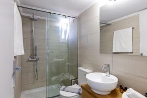 阿德里安诺斯坎波斯Adele Riva的带淋浴、盥洗盆和卫生间的浴室