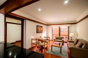 波哥大普勒尼图德公寓旅行者酒店的客厅配有桌子和沙发