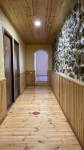 梅斯蒂亚美思提亚旅行旅馆 的一间空房间,铺有木地板,设有一面墙