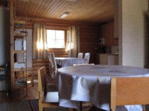 TöfsalaHoliday Home Korvenniemi by Interhome的一间带桌椅的用餐室和一间厨房
