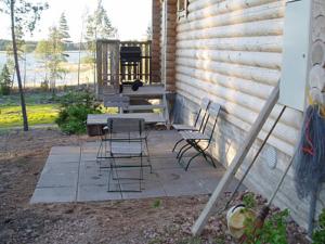 TöfsalaHoliday Home Korvenniemi by Interhome的一个带桌椅和烧烤架的庭院