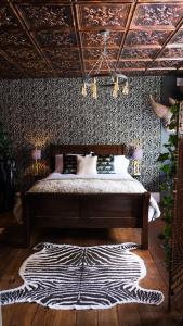 HinderwellSt Hildas Complex的一间卧室配有一张斑马地毯。