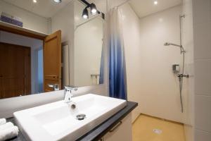 森讷堡Penthouse的一间带水槽、淋浴和镜子的浴室