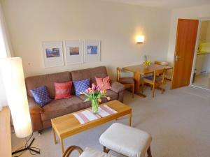 阿罗萨Apartment Promenade - Utoring-43 by Interhome的客厅配有沙发和桌子