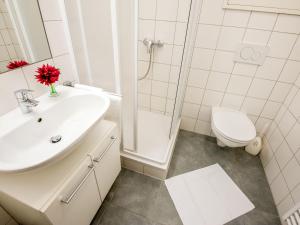 Sankt UlrichApartment smart living by Interhome的白色的浴室设有水槽和卫生间。