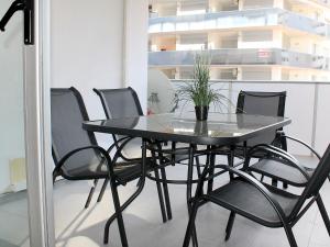 卡拉德费斯特拉特Apartment Elegance-14 by Interhome的一张黑色桌子和椅子,上面有盆栽植物