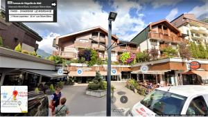 夏蒙尼-勃朗峰2 Appartements à Chamonix centre ville, vue Mont-Blanc, Lyret ou Morgane的建筑城市街道的 ⁇ 染