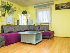 巴拉通马里亚弗都Holiday Home Azzurro by Interhome的客厅配有沙发和桌子