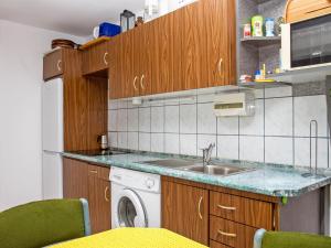 巴拉通马里亚弗都Holiday Home Azzurro by Interhome的厨房配有水槽和洗衣机