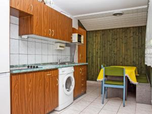 巴拉通马里亚弗都Holiday Home Azzurro by Interhome的厨房配有洗衣机和椅子