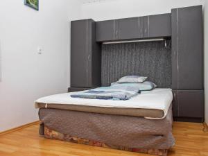 巴拉通马里亚弗都Holiday Home Azzurro by Interhome的一张睡在一张床垫上的床