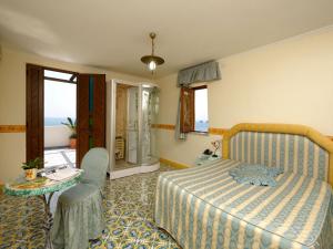 弗洛里罗坎达菲奥多酒店的一间卧室配有一张床、一张桌子和一个窗户。